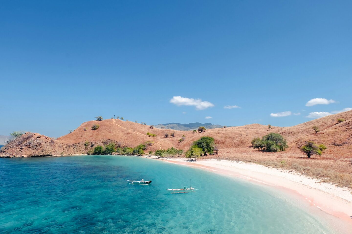 pink-beach-labuan-bajo-indonesia-e1730011216498.jpg